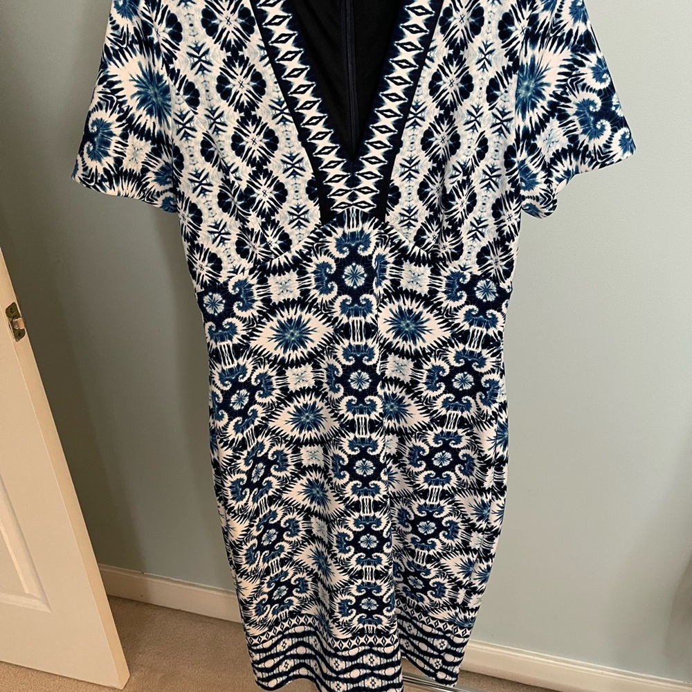 COPY - Maggie London size 8 blue tie dye pattern straight scuba dress
